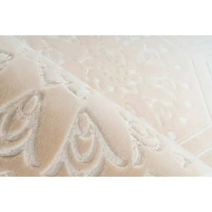 Kayoom Kurzflorteppich Monroe II - Creme, 300 x 80 cm, 100 % Polyester - Nahaufnahme eines eleganten, elfenbeinfarbenen Teppichs mit filigranem, erhabenem Muster für ein luxuriöses Ambiente.