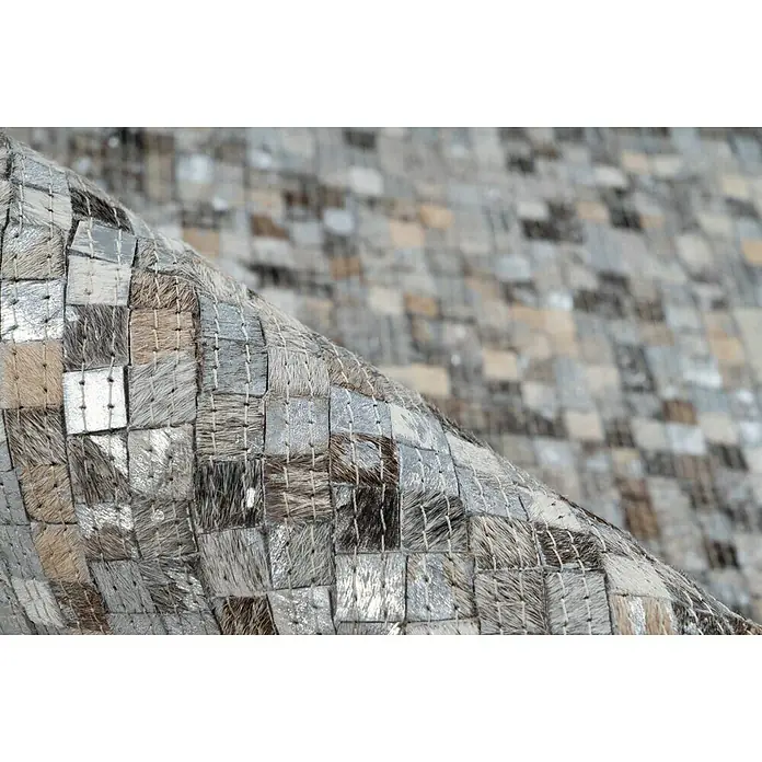 Kayoom Lederteppich Finish - Grau/Silber, 170 x 120 cm, 100 % Leder - Nahaufnahme eines Mosaik-Teppichs mit verschiedenen Grau- und Silbertönen, der eine luxuriöse und moderne Ästhetik bietet.