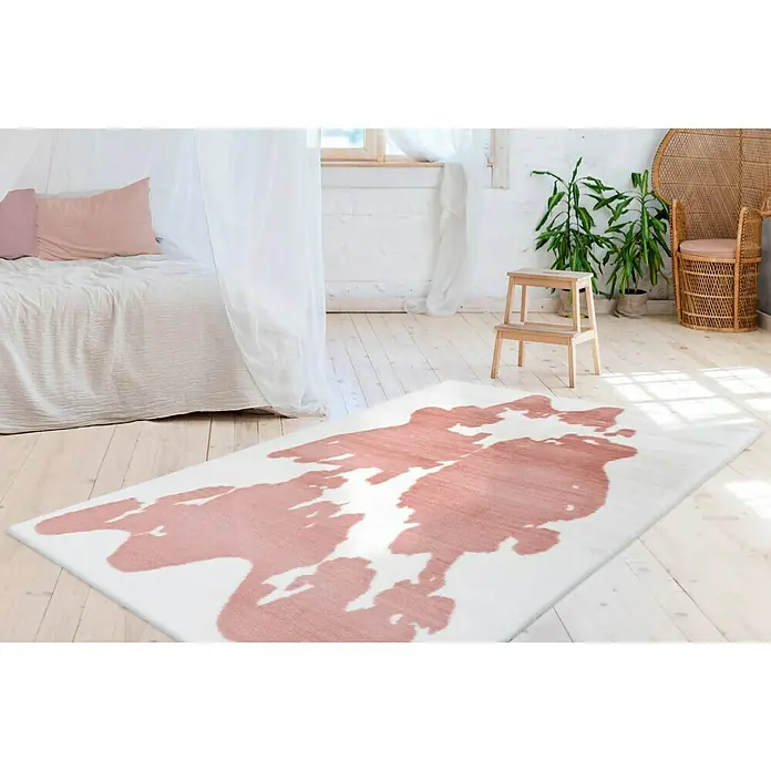 Kayoom Hochflorteppich Kuh - Rosa/Weiß, 230 x 160 cm, 100 % Polyester - Ein rechteckiger Teppich mit einem abstrakten rosafarbenen Muster auf weißem Grund liegt in einem hellen Raum mit Holzboden.