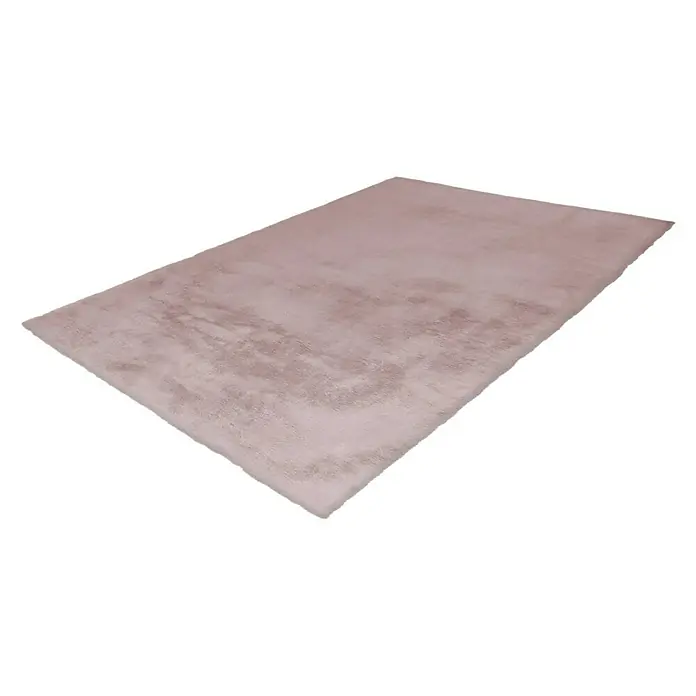 Kayoom Hochflorteppich Rabbit - Rosa, 280 x 180 cm, 100 % Polyester - Nahaufnahme eines rechteckigen, flauschigen Teppichs in zarten Rosatönen, der eine weiche Textur und subtile Schattierungen aufweist.