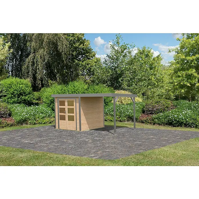 Karibu Gartenhaus Jupiter 2 A - Außenmaß inkl. Dachüberstand (B x T): 453 x 235 cm, Holz, Naturbelassen/Grau - Ein kleines Holzgartenhaus mit Vordach auf einem gepflasterten Bereich, umgeben von üppigem Grün. Das Haus hat eine Doppeltür und ein graues Dach.