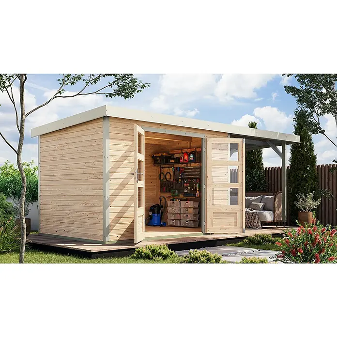 Karibu Gartenhaus Jupiter 4 A - Außenmaß inkl. Dachüberstand (B x T): 541,5 x 236,5 cm, Holz, Naturbelassen/Weiß, Mit Seitendach - Helles Holzgartenhaus mit Doppeltüren offen. Im Inneren befindet sich eine Werkbank mit Werkzeugen und Aufbewahrungsboxen. Draußen ist eine Terrasse mit Sitzgelegenheit.