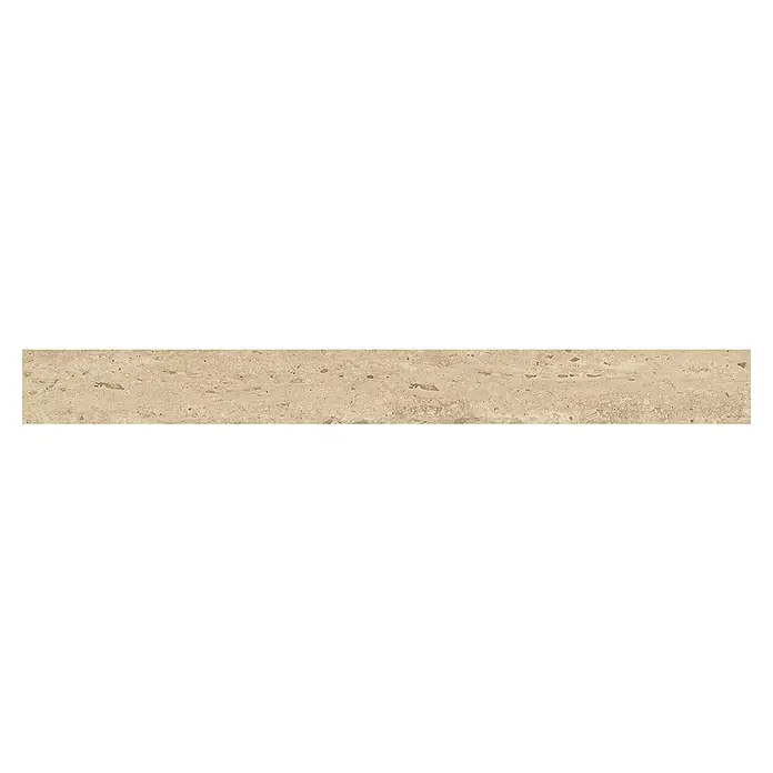 Atlas Concorde Solution Sockelfliese Pompei Aureo Classic - 7,2 x 60 cm, Gelb, Matt - Detailaufnahme einer Travertin-Fliese in warmen Beige-Tönen mit natürlichen Einschlüssen und einer horizontalen Maserung für ein elegantes Erscheinungsbild.