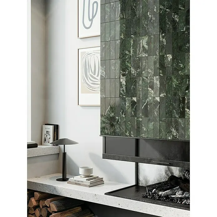 Atlas Concorde Solution Marble Vison Mosaikfliese Verde Bosco - 30 x 30 cm, Grün, Glänzend - Detailaufnahme eines modernen Kamins mit grünen Marmorfliesen, der einen eleganten und luxuriösen Akzent im Raum setzt.