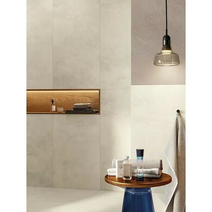Atlas Concorde Solution Feinsteinzeugfliese Kaleidos White - 60 x 120 cm, Weiß, Matt - Helle, beigefarbene Wandfliesen mit strukturierter Oberfläche in einem modernen Badezimmer.