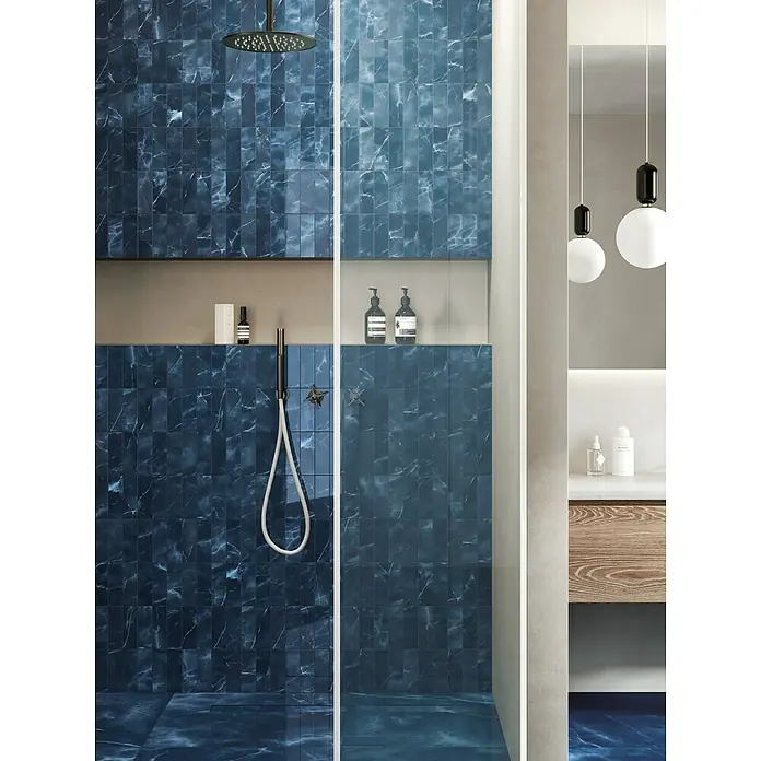 Atlas Concorde Solution Marble Vison Mosaikfliese Onice Blue - 30 x 30 cm, Blau, Glänzend - Elegantes Badezimmerdesign mit auffallend blauen Marmorfliesen und moderner Duschkabine. Stilvolle Beleuchtung und Holzelemente ergänzen das luxuriöse Ambiente.