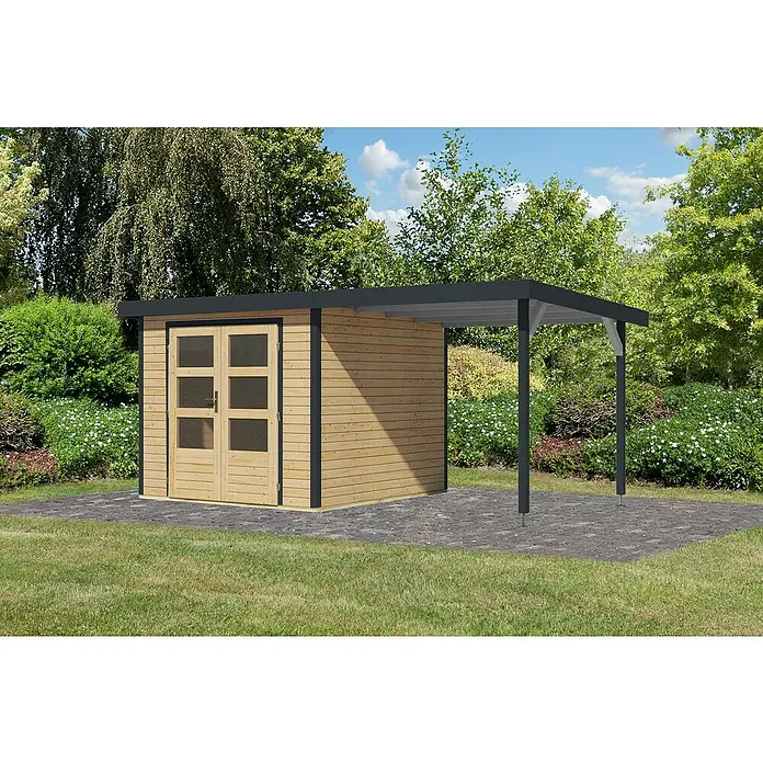 Karibu Gartenhaus Jupiter 3,5 A - Außenmaß inkl. Dachüberstand (B x T): 486,5 x 266,5 cm, Holz, Naturbelassen/Anthrazit, Mit Seitendach - Moderne Gartenlaube mit Holzwänden, Doppeltür und einem seitlichen Carport-Anbau, umgeben von üppigem Grün.