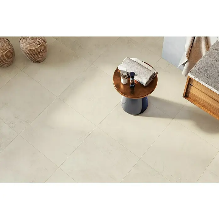 Atlas Concorde Solution Feinsteinzeugfliese Kaleidos White - 60 x 60 cm, Weiß, Matt - Helle, beigefarbene Bodenfliesen mit feiner Textur, diagonal verlegt, passend zur Badezimmereinrichtung.