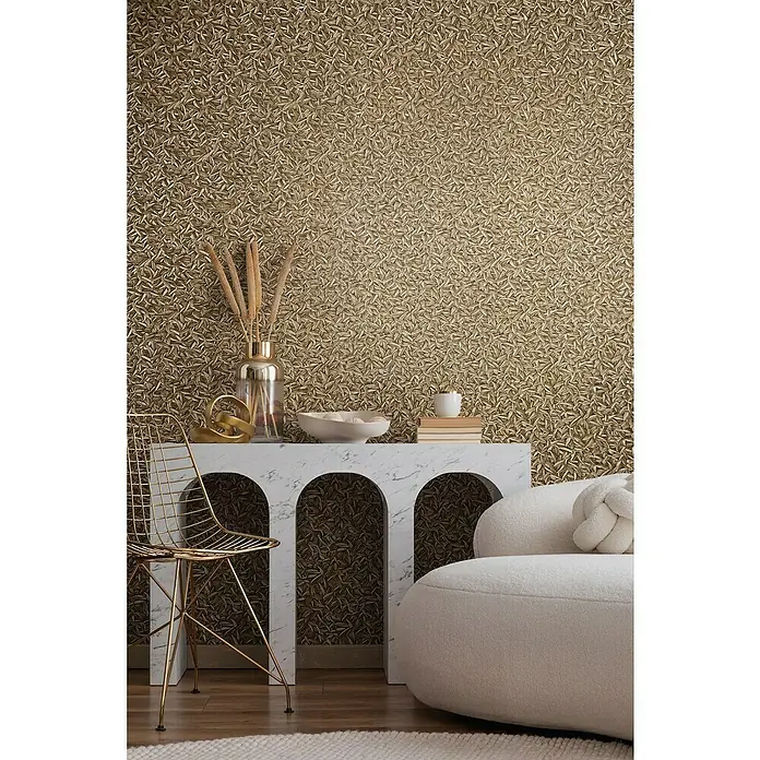 Glööckler Pompöös Provence Vliestapete Basic - Gold, Floral, 10,05 x 0,7 m - Stilvolles Interieur mit goldener Tapete, minimalistischem Tisch mit Marmoroptik und einem eleganten Sessel.