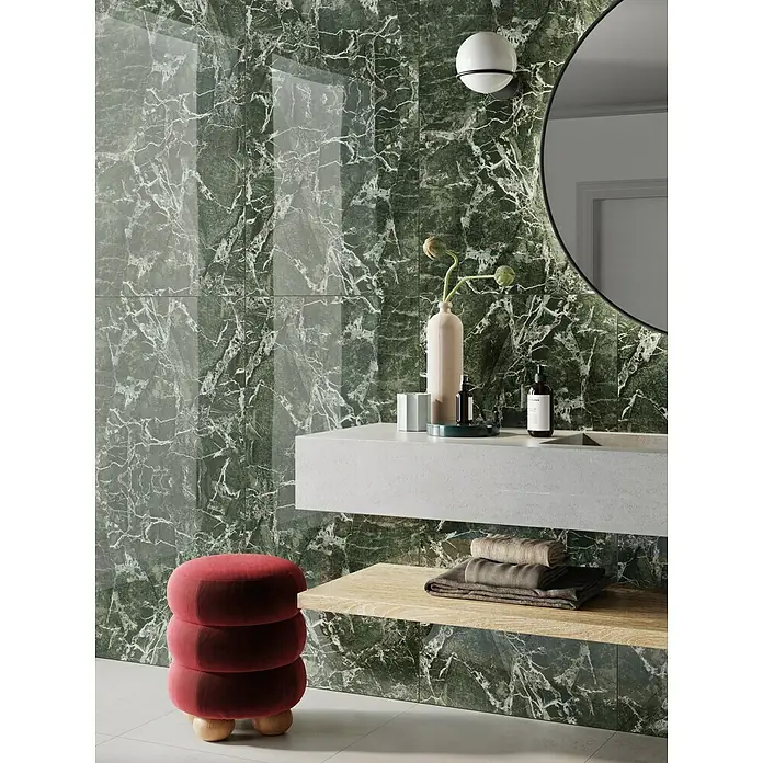 Atlas Concorde Solution Marble Vison Feinsteinzeugfliese Verde Bosco - 60 x 120 cm, Grün, Glänzend - Elegantes Badezimmer-Interieur mit grünem Marmor, das moderne Design und hochwertige Materialien vereint. Ein stilvolles Ambiente für Entspannung.
