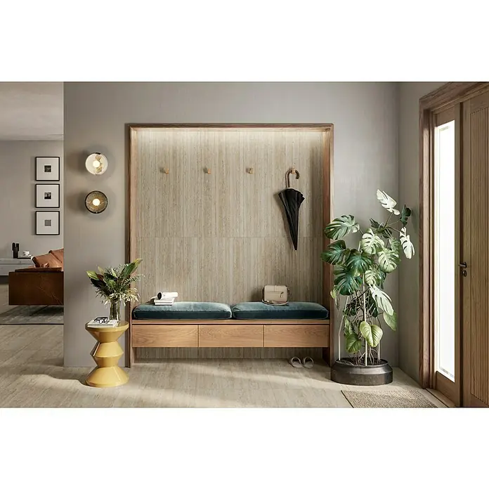 Atlas Concorde Solution Mosaikfliese Pompei Aureo Classic - 20 x 120 cm, Braun, Matt - Holz-Eingangsbank mit blauen Kissen und Garderobenhaken, bietet Sitzgelegenheit und Stauraum.