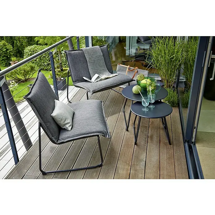 Sunfun Sarah Garten-Beistelltisch rund - Ø x H: 60 x 41,5 cm, Stahl, Schwarz - Graue Loungemöbel und ein kleiner Tisch mit Gläsern und Dekorationen auf einer Terrasse mit Holzboden.
