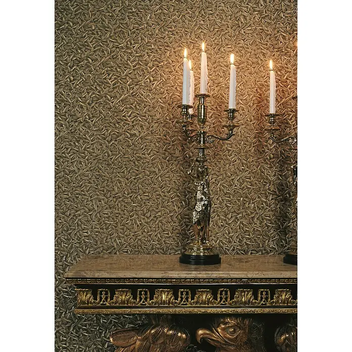 Glööckler Pompöös Provence Vliestapete Basic - Gold, Floral, 10,05 x 0,7 m - Kerzenleuchter aus Messing mit brennenden Kerzen auf einer verzierten Konsole mit Adlerornamenten.
