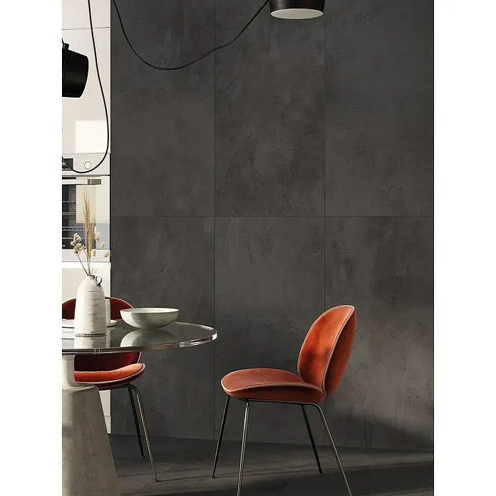 Atlas Concorde Solution Feinsteinzeugfliese Kaleidos Black - 60 x 120 cm, Schwarz, Matt - Dunkelgraue, texturierte Wandverkleidung in einem modernen Küchen- oder Essbereich.