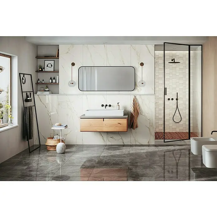 Atlas Concorde Solution Marble Vison Feinsteinzeugfliese Grigio Chiaro - 60 x 60 cm, Grau, Glänzend - Elegantes Badezimmerdesign mit Marmorwänden, einem Waschtisch aus Holz und einer begehbaren Dusche mit Glasabtrennung. Stilvolle Badarchitektur.