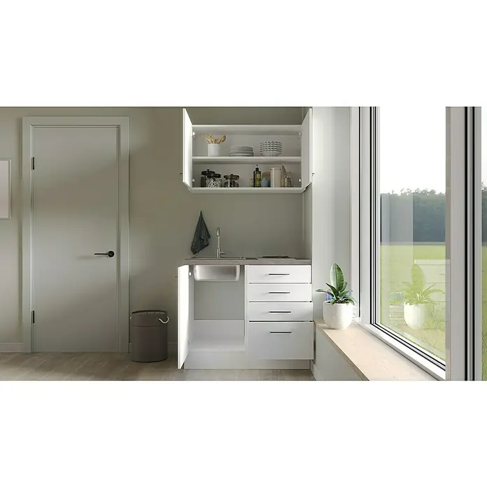 Flex-Well Rom  Miniküche - Breite: 100 cm, Weiß, Mit Elektrogeräten - Bild eines Badezimmers mit einem Waschbecken, Unterschränken und einem Spiegelschrank mit geöffneten Türen, mit Blick auf ein Fenster.