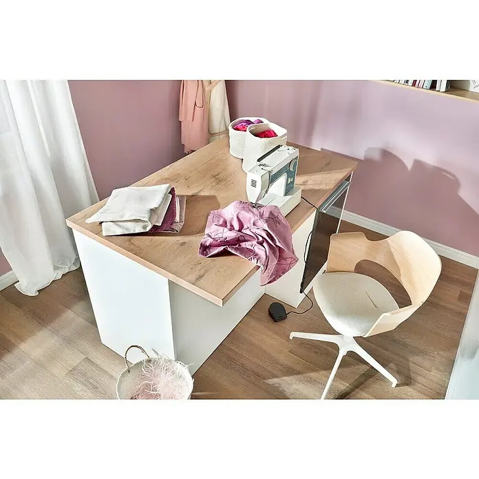 Respekta Inselküche Gabriel - Breite: 150 cm, Grau, Ohne Elektrogeräte - Eine Nähmaschine steht auf einem Holztisch in einem hellen Raum mit rosa Wänden. Ein stilvoller Stuhl steht davor und ein Korb daneben.