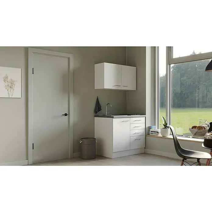 Flex-Well Rom  Miniküche - Breite: 100 cm, Weiß, Mit Elektrogeräten - Helle Inneneinrichtung mit einer kompakten Küchenzeile, weißen Schränken und einem Fenster mit Blick ins Grüne.