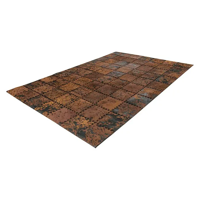 Kayoom Lederteppich Viola - Braun, 290 x 200 cm, 100 % Echtleder - Ein rechteckiger Teppich mit quadratischen Lederflicken in Braun- und Schwarztönen auf dunklem Grund. Der Teppich ist rustikal und texturiert.