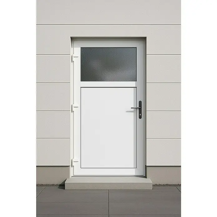 Panto Nebeneingangstür K 504 - 98 x 198 cm, DIN Anschlag: Links, Nach Außen öffnend, Weiß - Eine weiße Außentür mit Fenster und schwarzem Griff vor einer Fassade mit horizontaler Struktur. Der Türrahmen ist weiß und die Tür wirkt modern.