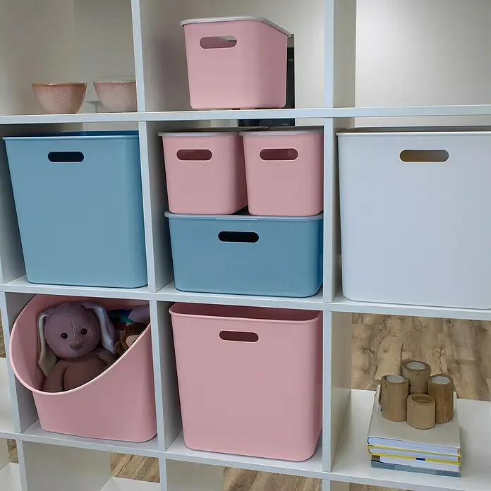 Sunware Sigma home Aufbewahrungsbox cube box - L x B x H: 31,3 x 31,3 x 15,7 cm, Kunststoff, Blau, 12,5 l - Vielfältige Aufbewahrungslösung mit rosa, blauen und weißen Behältern im weißen Regal, ideal für Spielzeug und Bücher.