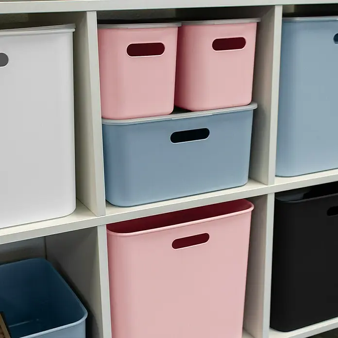Sunware Sigma home Aufbewahrungsbox cube box - L x B x H: 31,3 x 31,3 x 15,7 cm, Kunststoff, Weiß, 12,5 l - Ein Foto von bunten Aufbewahrungsboxen im Regal, die eine praktische und stilvolle Lösung zur Aufbewahrung bieten.