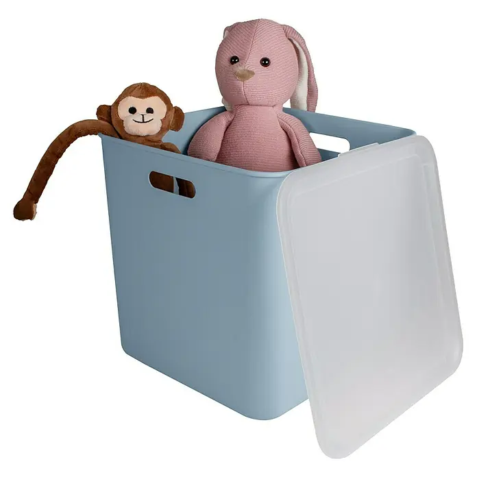 Sunware Sigma home Aufbewahrungsbox cube box - L x B x H: 31 x 31 x 31 cm, Kunststoff, Blau, 25 l - Ein hellblauer Aufbewahrungskorb mit Deckel enthält ein rosa Kaninchen und einen braunen Affen. Ideal zur Aufbewahrung von Spielzeug.