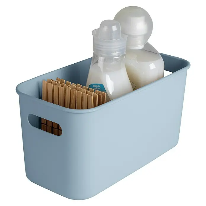 Sunware Sigma home Aufbewahrungsbox cube box - L x B x H: 31,3 x 16 x 16 cm, Kunststoff, Blau, 6 l - Eine hellblaue Aufbewahrungsbox mit Reinigungsprodukten und Holzstäbchen gefüllt, bietet eine ordentliche Lösung für den Haushalt.