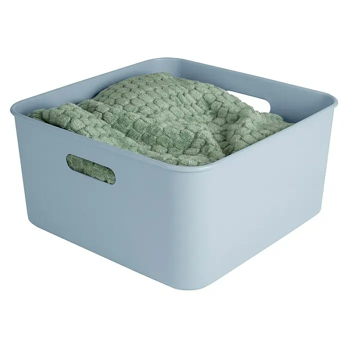 Sunware Sigma home Aufbewahrungsbox cube box - L x B x H: 31,3 x 31,3 x 15,7 cm, Kunststoff, Blau, 12,5 l - Eine hellblaue Aufbewahrungsbox mit einem grünen Tuch, perfekt für die Organisation von Kleidung und Accessoires im Haushalt.