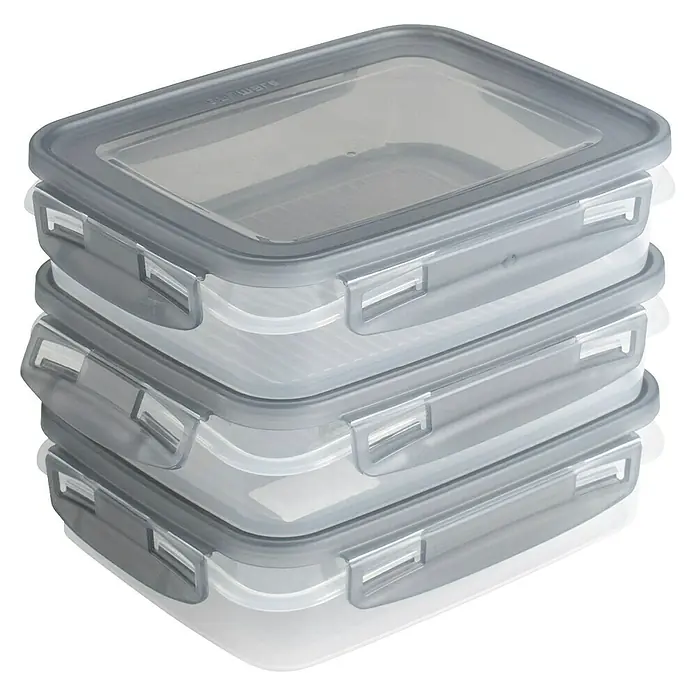 Sunware Gefrierdose Club Cuisine - 0,7 l, L x B x H: 17,5 x 14 x 4,4 cm, Farbe Deckel: Grau - Ein Stapel von drei Frischhaltedosen mit grauem Deckel und transparentem Behälter, ideal für die Aufbewahrung von Lebensmitteln.