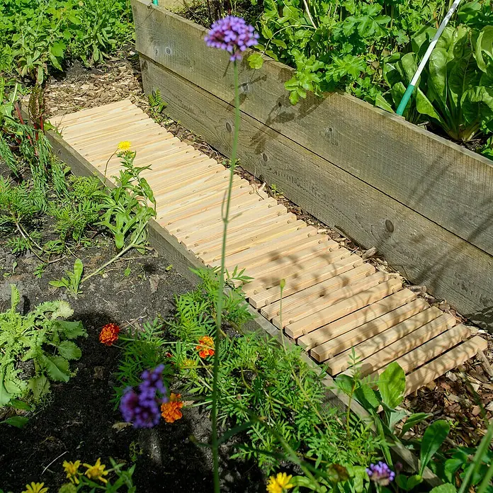 Dobar Gartenweg Mobil - L x B x H: 195 x 36 x 2 cm, Transportfähig - Gartenweg aus Holzlatten, eingebettet in üppiges Grün. Ideal für einen sicheren und stilvollen Gang durch den Garten.