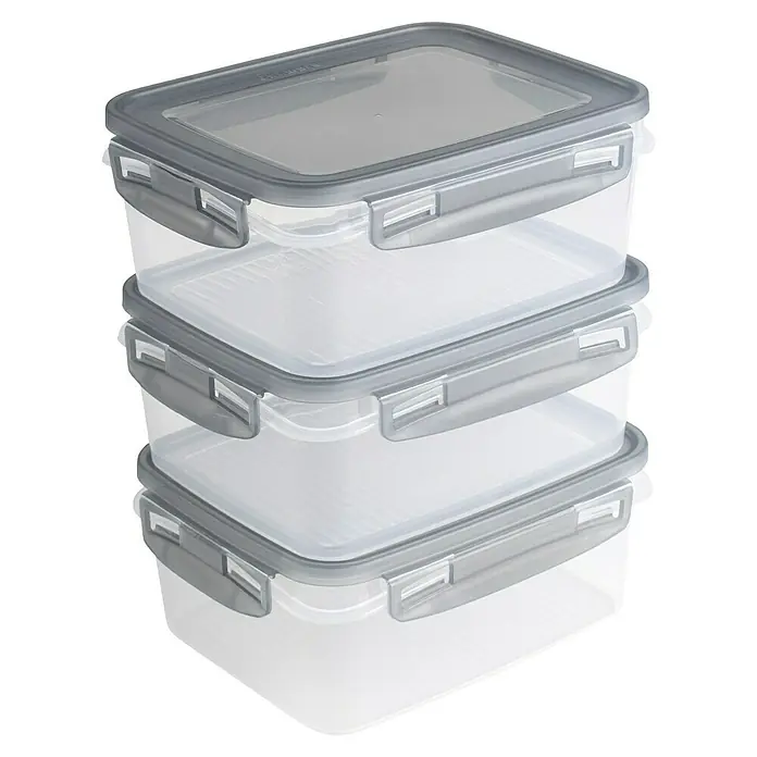 Sunware Gefrierdose Club Cuisine - 1,2 l, L x B x H: 17,5 x 14 x 7 cm, Farbe Deckel: Grau - Ein Stapel von drei rechteckigen Frischhaltedosen mit transparenten Behältern und grauen Deckeln, ideal für die Aufbewahrung von Lebensmitteln.