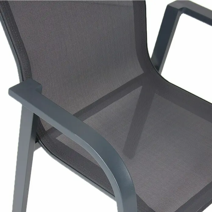 Bonlay Stapelsessel Nova - 4 Stk., Aluminium/Textilene, Anthrazit, B x T x H: 60 x 69 x 110 cm - Nahaufnahme eines stilvollen, anthrazitfarbenen Gartenstuhls mit Armlehne und Netzbespannung.
