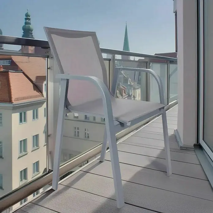 Bonlay Stapelsessel Nova - 4 Stk., Aluminium/Textilene, Anthrazit, B x T x H: 60 x 69 x 87 cm - Der elegante Gartenstuhl mit dem grauem Netzbezug steht auf dem Balkon und lädt zum Verweilen ein. Die Konstruktion ist aus hellem Aluminium.
