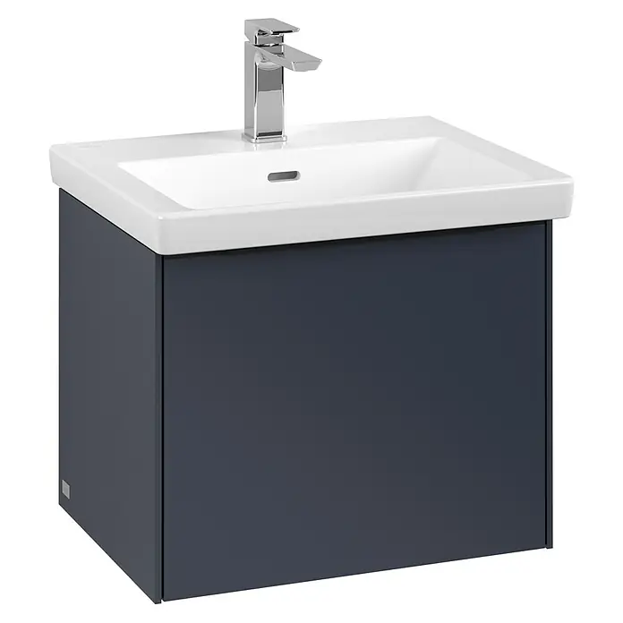 Villeroy & Boch Subway 3.0 Waschbeckenunterschrank - Marine Blue, Anzahl Schubladen: 1 Stk., Farbe Griff: Volcano Black, B x T x H: 52,3 x 44,8 x 42,9 cm - Bild eines modernen Waschtischunterschranks in Dunkelblau mit einem weißen Waschbecken und einem Chromhahn.