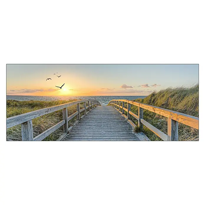 ProArt Glasbild - Birds Above Sea, B x H: 80 x 30 cm - Holzsteg führt zum Strand bei Sonnenuntergang. Die Szene wird von fliegenden Vögeln und goldenem Licht akzentuiert.