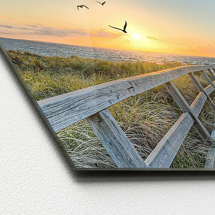 ProArt Glasbild - Birds Above Sea, B x H: 80 x 30 cm - Dieses Landschaftsbild mit Holzgeländer fängt die friedliche Schönheit eines Sonnenuntergangs am Strand perfekt ein.