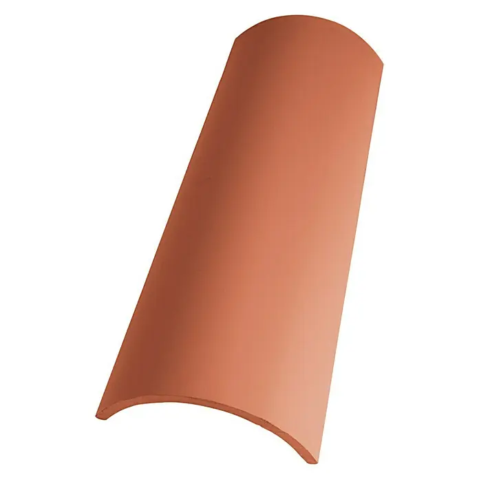 BHS Madrid Teja Curva Celler - 50 x 21 cm, Terracota - Primer plano de una teja de terracota semicilíndrica con bordes redondeados sobre un fondo blanco puro.