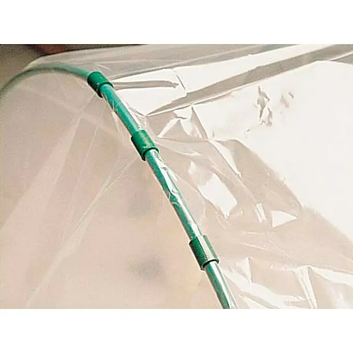 Nortene Clip para invernadero - 20 ud., Polietileno - Vista detallada de una estructura de invernadero con conectores verdes y película transparente, ideal para el cultivo de plantas.