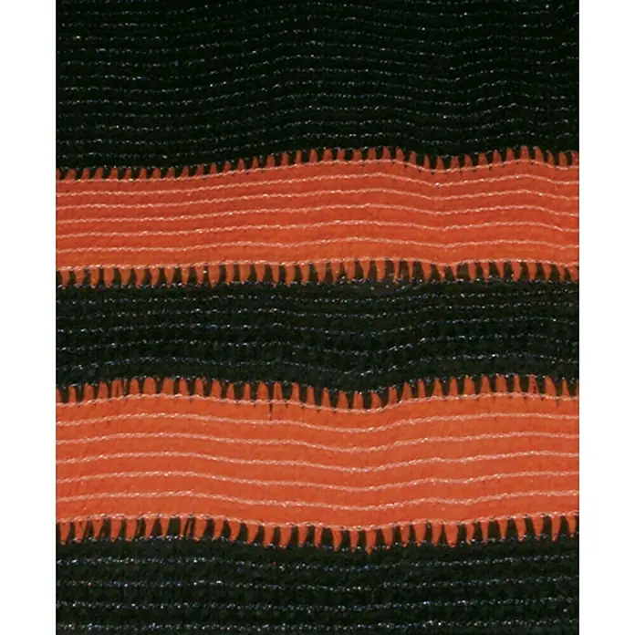 Malla de ocultación para valla móvil - 1,9 x 3,6 m, Verde oscuro/Naranja - Primer plano de una malla cortavientos naranja con rayas negras, ideal para jardines y áreas exteriores.