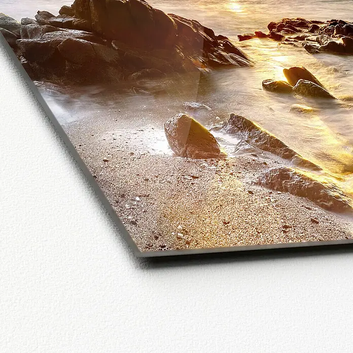 ProArt Glasbild - Island, B x H: 50 x 50 cm - Hochwertiges Wandbild auf Acrylglas, das eine Küstenlandschaft mit Felsen und Sonnenlicht zeigt. Ein modernes und stilvolles Dekorationsstück.