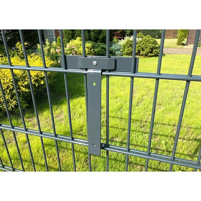 WMT Eindrehhalterung für Hinweisschilder - Anthrazit - Nahaufnahme eines grauen Doppelstabmattenzauns mit Halterung, der Stabilität und Sicherheit im Garten bietet.