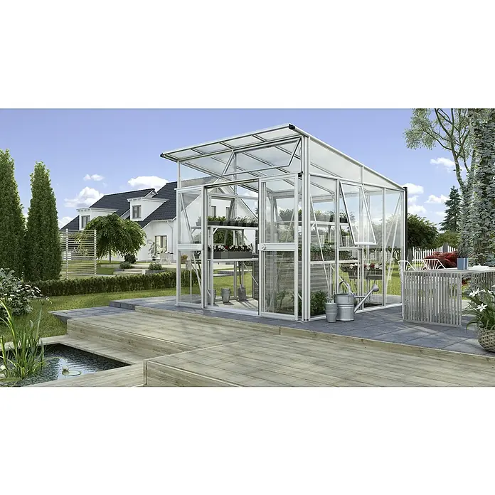 Vitavia Gewächshaus Aura 7800 - Außenmaß inkl. Dachüberstand (B x T): 267 x 295 cm, 3 mm, Aluminium - Das Bild zeigt ein Gewächshaus mit einer Aluminiumkonstruktion und Glasfenstern, das in einem Garten steht.