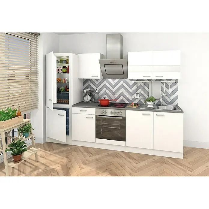Respekta Küchenzeile Malia - Breite: 270 cm, Weiß, Dekor Arbeitsplatte: Betonoptik, Mit Elektrogeräten, Volumen Backofen: 72 l - Ein Blick auf eine moderne, weiße Küche mit Einbaukühlschrank, Herd und Spüle. Die Küche ist hell und freundlich gestaltet.