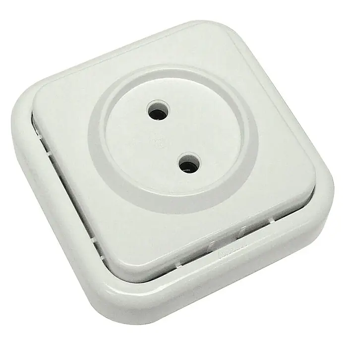 Fontini Kristal Enchufe - Blanco, Plástico, Montaje en superficie - Primer plano de un enchufe Schuko blanco con borde cuadrado, ideal para uso en interiores.