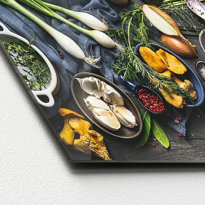 ProArt Glasbild - Kitchen Utensils, B x H: 80 x 30 cm - Ein appetitliches Stillleben mit frischen Zutaten: Frühlingszwiebeln, Kräuter, Pilze, Knoblauch und Gewürze auf dunklem Holz.