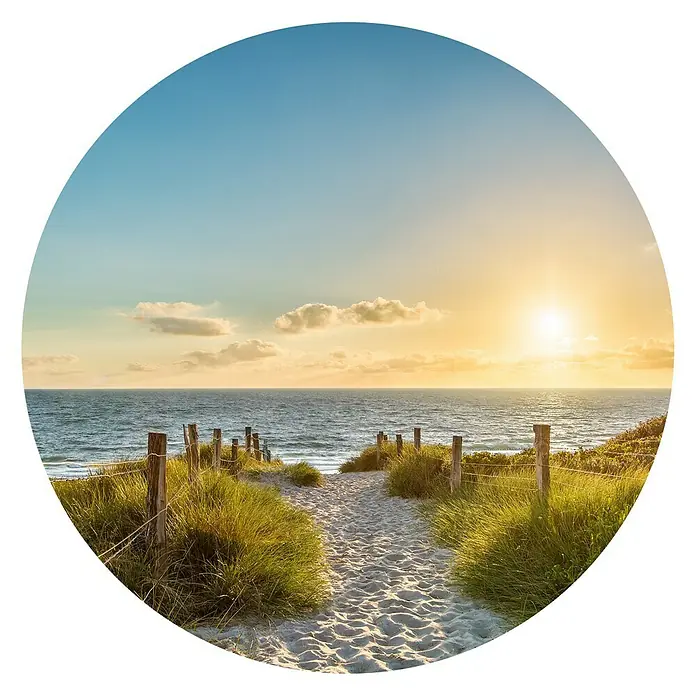 ProArt Glasbild - Sylt, Durchmesser: 20 cm - Ein ruhiger Sandweg führt zum Meer bei Sonnenuntergang, umgeben von grünen Dünen und hölzernen Pfosten, die eine friedliche Küstenlandschaft zeigen.