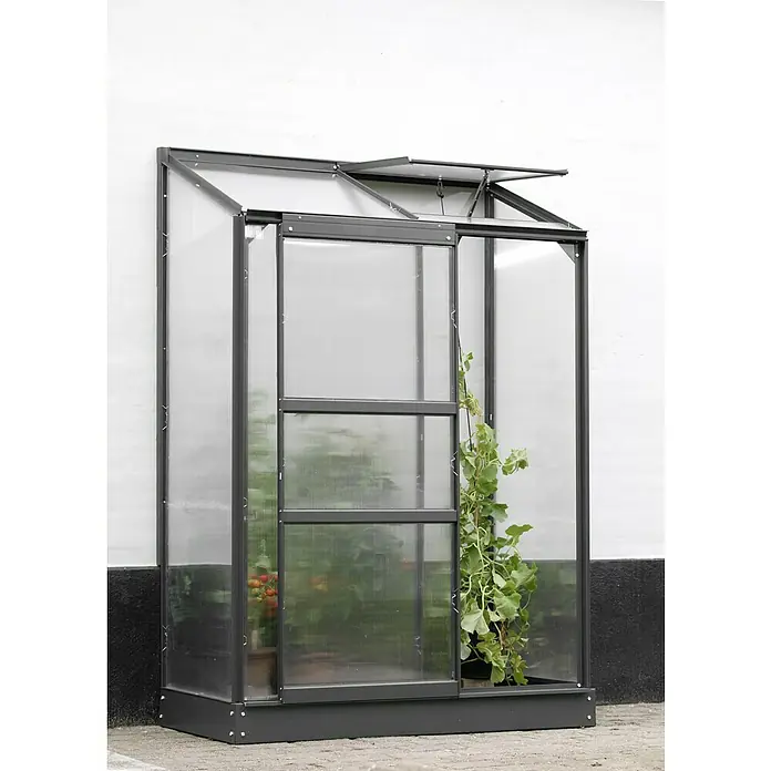 Vitavia Gewächshaus Styx 900 - Außenmaß inkl. Dachüberstand (B x T): 130,6 x 69 cm, 4 mm, Schwarz - Nahaufnahme eines Gewächshauses mit Pflanzen im Inneren, das die Gartenarbeit und das Wachsen von Gemüse zu Hause ermöglicht.