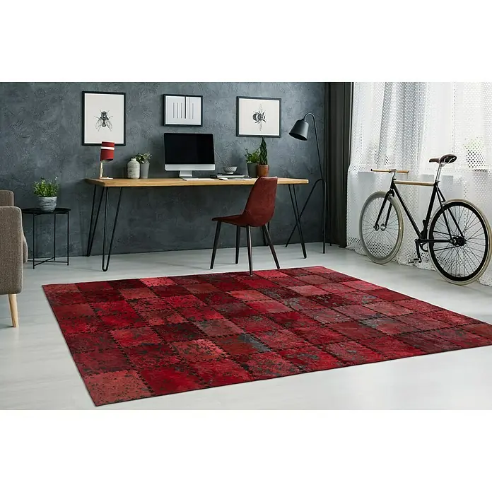 Kayoom Lederteppich Viola - Rot, 290 x 200 cm, 100 % Echtleder - Roter Patchwork-Teppich in einem modernen Arbeitszimmer. Der Teppich verleiht dem Raum Wärme und Textur.