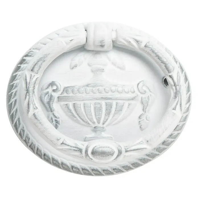 Nesu Tirador para muebles 220BPB1 - L x An x Al: 4,9 x 4,4 x 1,6 cm, Acero - Primer plano de un llamador de puerta redondo blanco con detalles ornamentados, ideal para añadir un toque de elegancia a cualquier puerta principal.